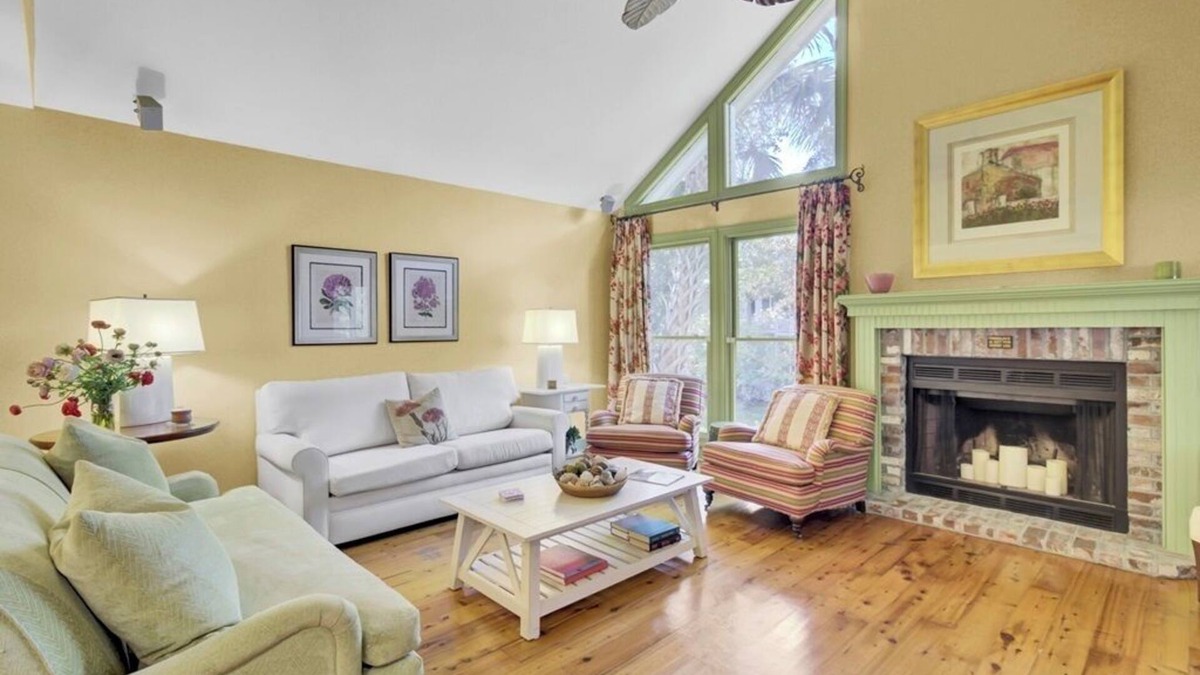 Twin Oaks Villa | Lake Village Cottage 18