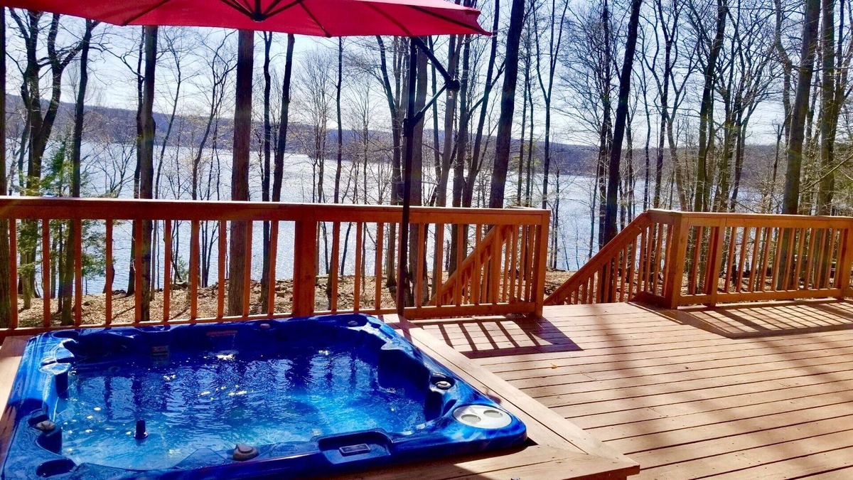 Wallenpaupauk Lake Estates House | Lake Wallenpaupack water front, hot tub, boat dock, kayaks, pontoon boat, swings