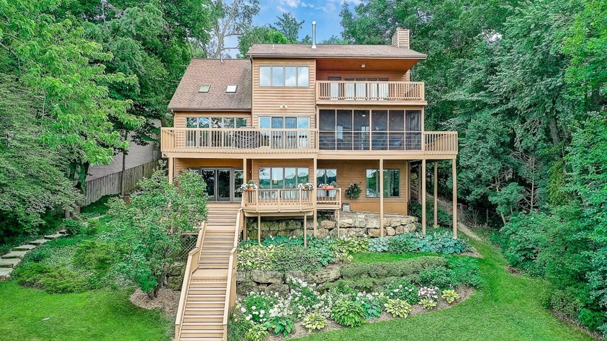 Medina House | Lake Waubesa retreat! Lake living at its best- boat lift/rental possible