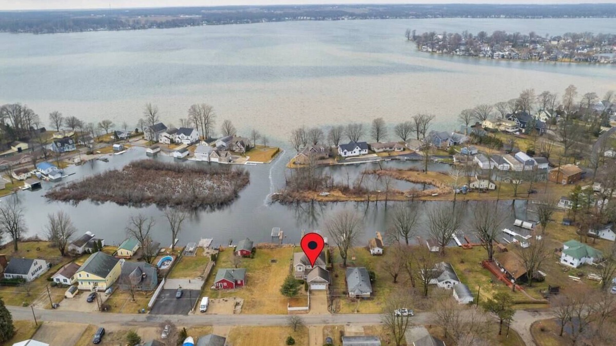 Enchanted Hills House | Lake Wawasee Family Friendly Cottage