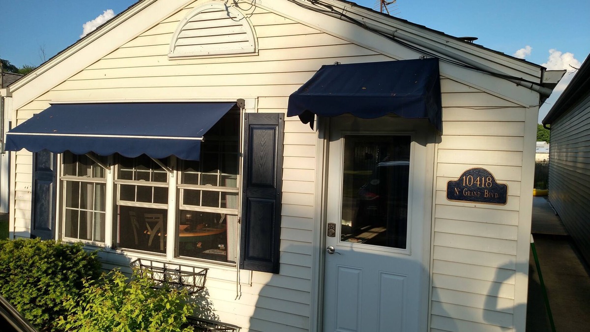 Syracuse House | Lake Wawasee- Morrison Island. Updated 2 Bed, 1Bath Cute Cottage on the water