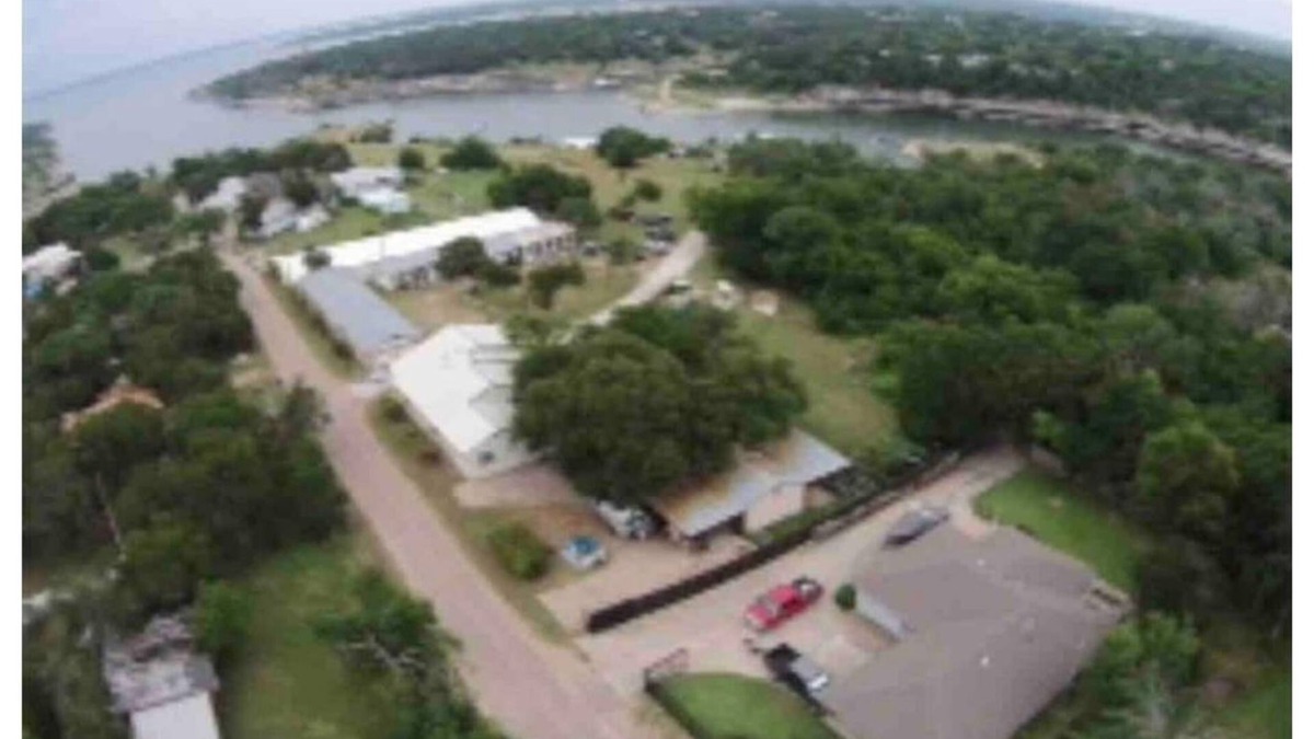 Laguna Park House | Lake Whitney Blue House Large Group Getaway Sleeps 20 (Lake access)