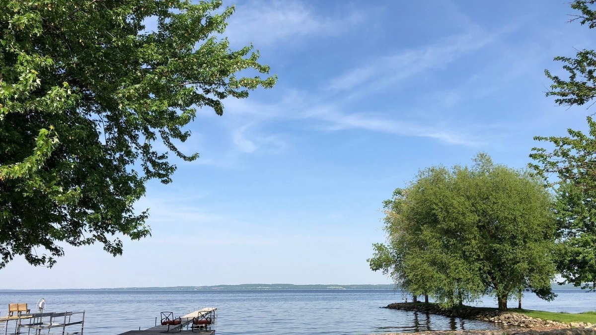 Van Dyne House | Lake Winnebago Waterfront Cottage W/Hot Tubn[2 King; 1 Queen]