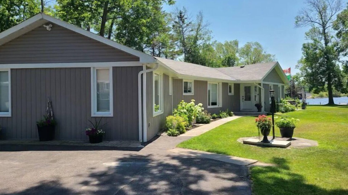 Bobcaygeon House | Lakebreeze Estate, 5 Bedrm, 3 Bath Lux Lakehousen