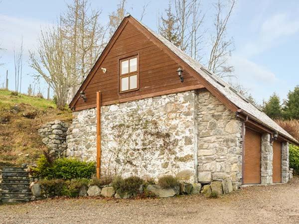 Glen Urquhart House | Lakefield Apartment