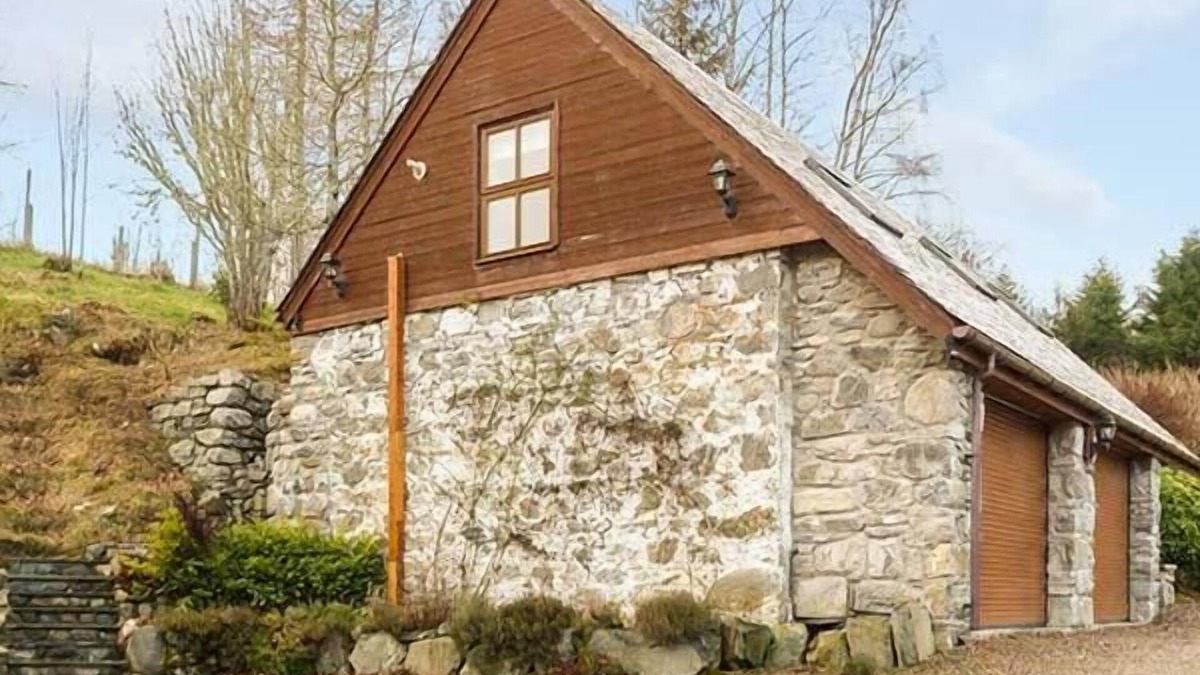 Glen Urquhart Cottage | LAKEFIELD APARTMENT, pet friendly in Drumnadrochit, Loch Ness