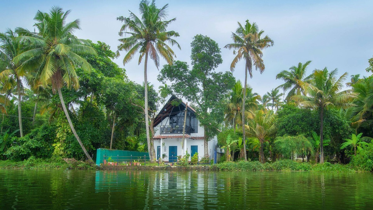 Kollam Villa | Lakefront 2-bed villa-Cozy A-frame upper deck with balcony & BBQ grill