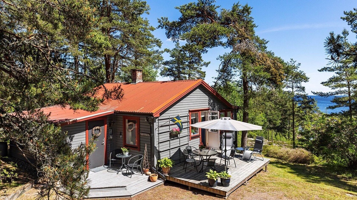 Saffle Municipality Cottage | Lakefront 2-bedroom remote cottage (Lake Vänern)