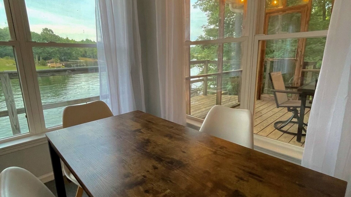 Lake Secession Cottage | LakeFront 2bd/2ba W/a View!