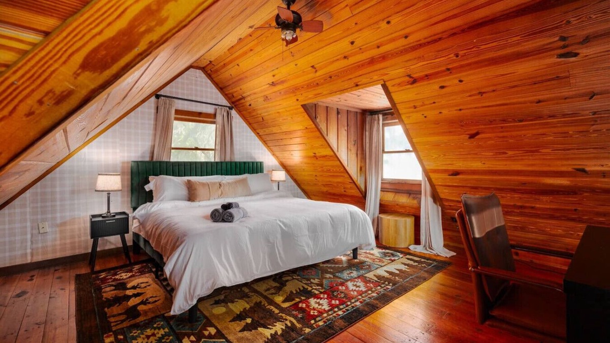 Auburndale House | Lakefront 3BR+Loft, Jacuzzi, Games, Sleeps 12
