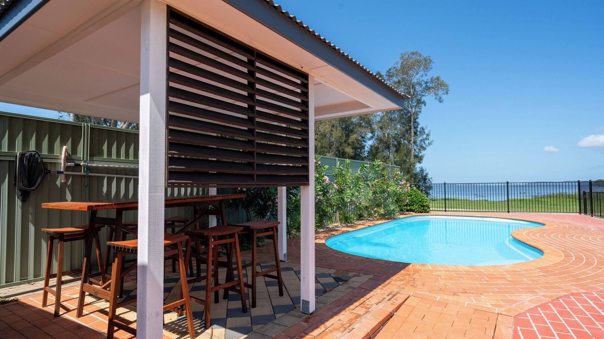 Tuggerawong House | Lakefront 4 Bedroom House