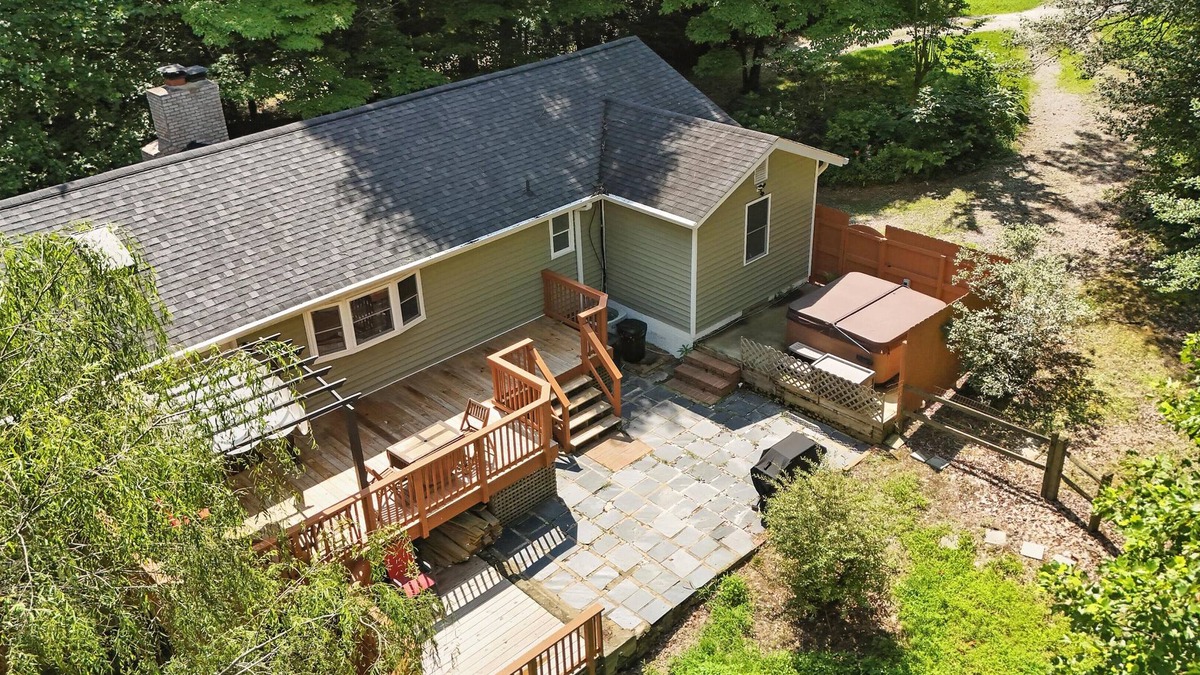 Quinton House | Lakefront 4-bedroom house in enchanting Quinton with WiFi, AC