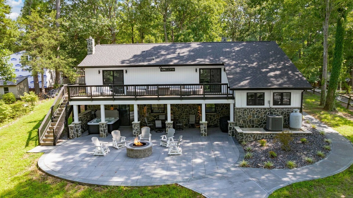 Quail Ridge House | Lakefront 4BR, Hot Tub, Kayaks, Paddleboards, Fire pit, Fireplace