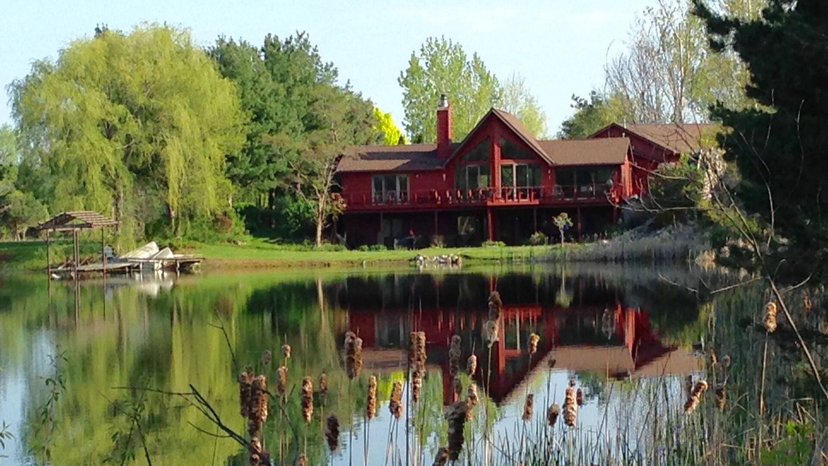 Clio House | Lakefront 5BR,3bath, private lake,nature lovers dream, Big home near Frankenmuth