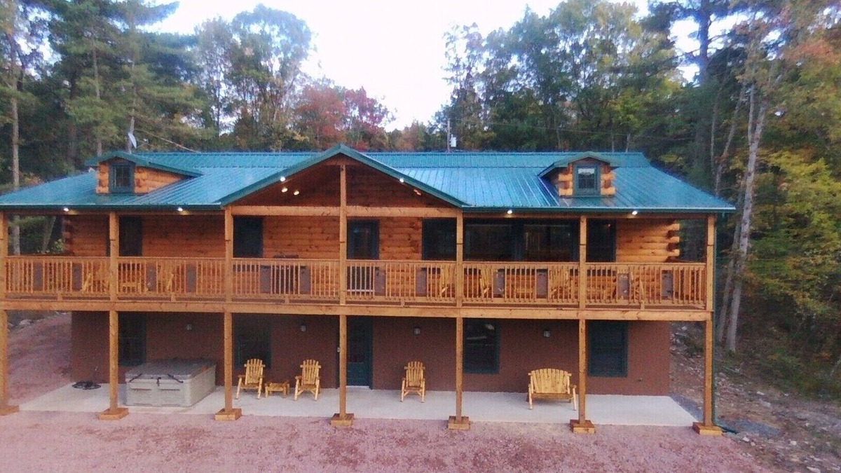 White Haven House | LAKEFRONT 70" TV HOT TUB POOL TABLE FIRE PIT POKER FAMILY/PET FRIENDLY