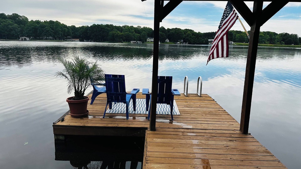 Bracey House | Lakefront Autumn Getaway: Firepit, S’mores, Fishing, Golf, Apples