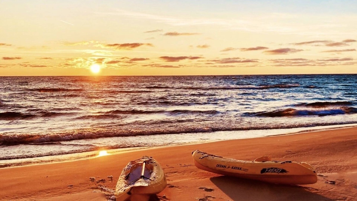 Montague Cottage | Lakefront Beach Resort,Huge Deck & Amazing Sunsets