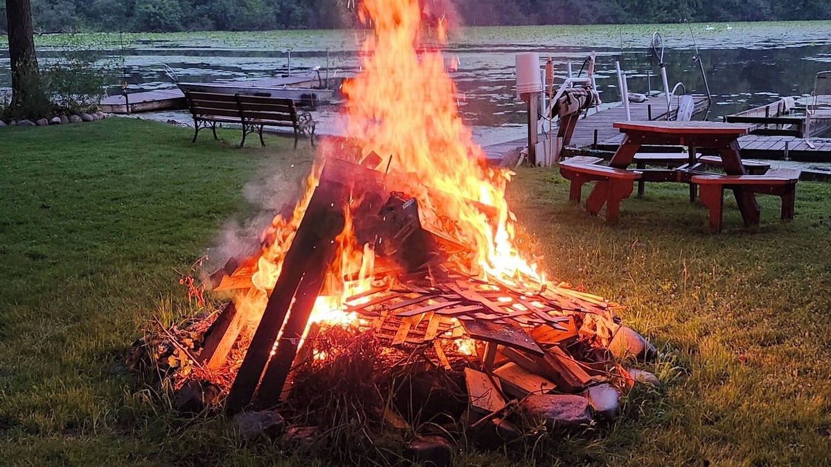 Ingleside Cottage | Lakefront Bliss: Your Ultimate Vacation Haven Surrounded by Nature