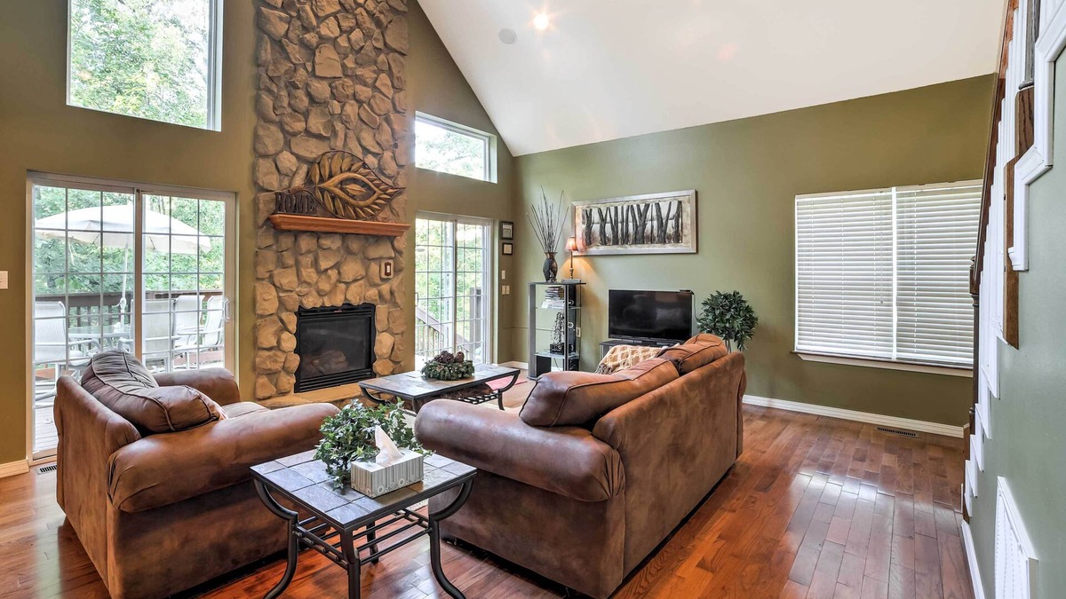 Blue Eye Cottage | Lakefront Blue Eye Cottage w/Hot Tub & Fire Pit!