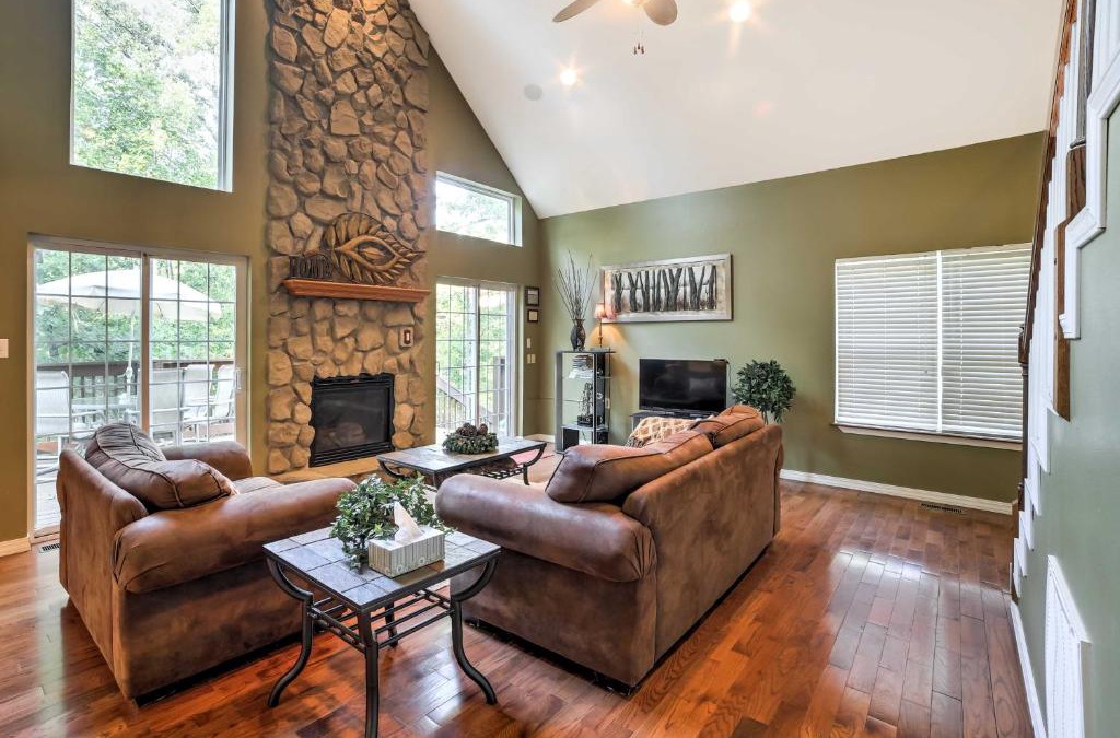 Blue Eye House | Lakefront Blue Eye Cottage with Hot Tub and Fire Pit!
