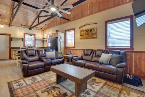 Oakland House | Lakefront Bull Shoals Cabin Rental Pets Welcome!