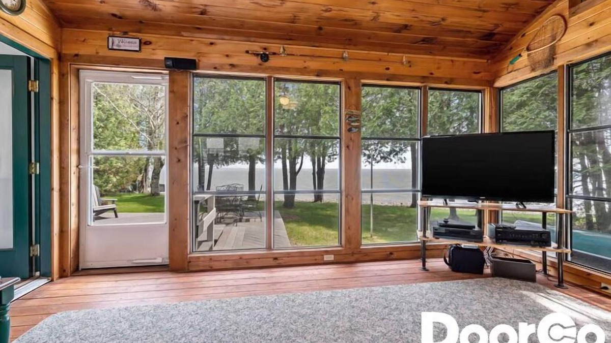Algoma Cottage | Lakefront Cabin! Amazing Views, Fireplace, Cozy