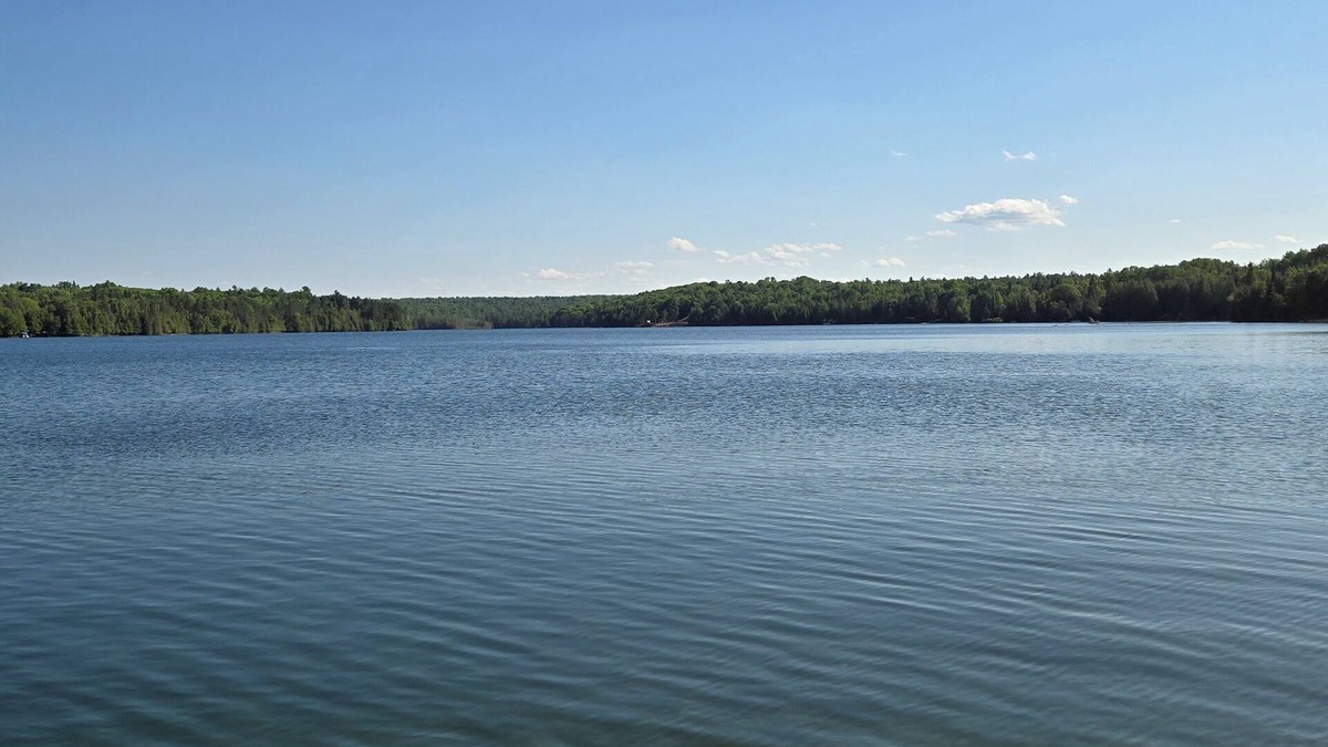 Admaston/Bromley House | Lakefront cabin and camper for 2 adults. Weekly rental Friday 4pm to Friday 11am