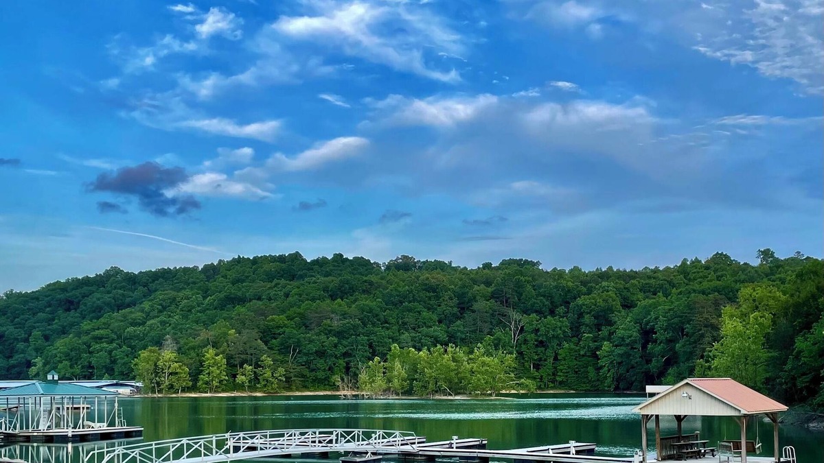 Jacksboro Cabin | Lakefront Cabin : Boat Slip : Dock : Kayaks : Families : Internet