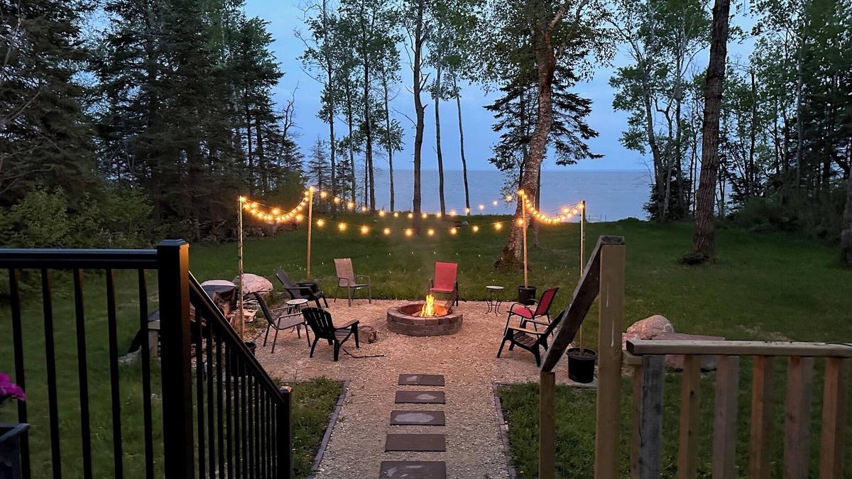 Little Bullhead Cabin | Lakefront Cabin, 4 season Cozy Vacation Home on Lake Winnipeg