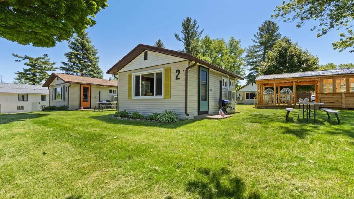 Chippewa Lake Cabin | Lakefront Cabin for Two w/Pickleball
