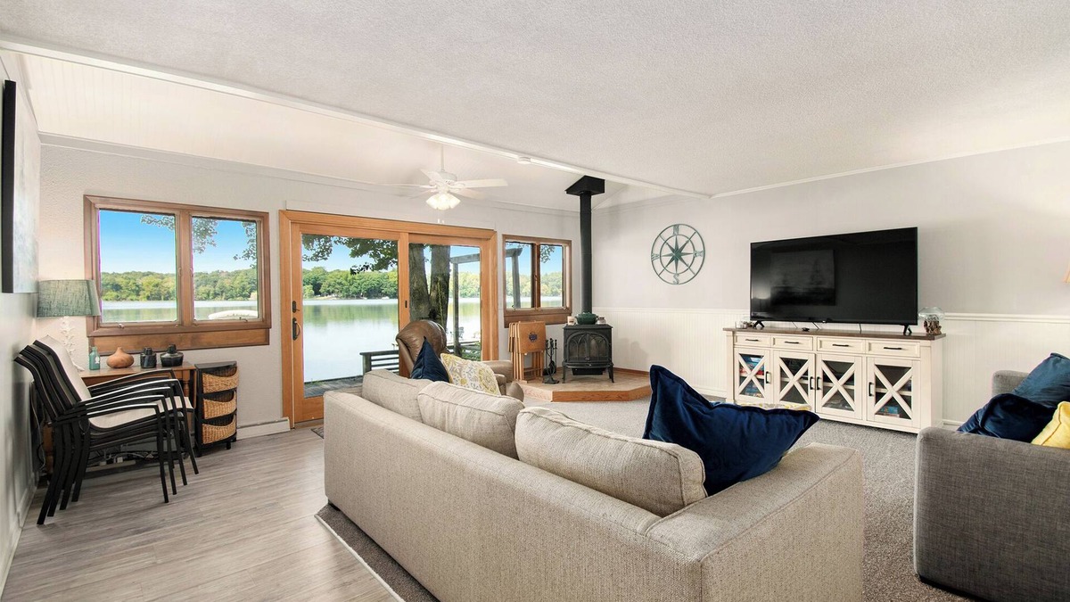 Scotts Cottage | Lakefront Cabin - Kayaks, Grill, Firepit - Casita Linda