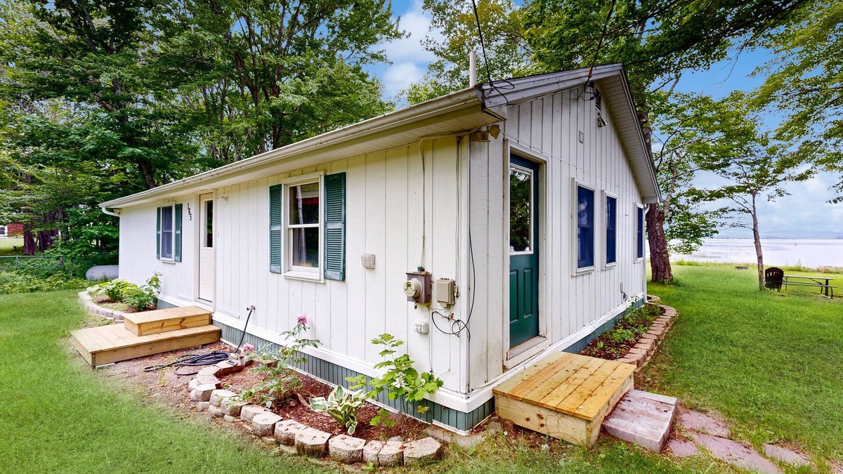 Smithfield Cottage | Lakefront cabin on North Pond with private beach
