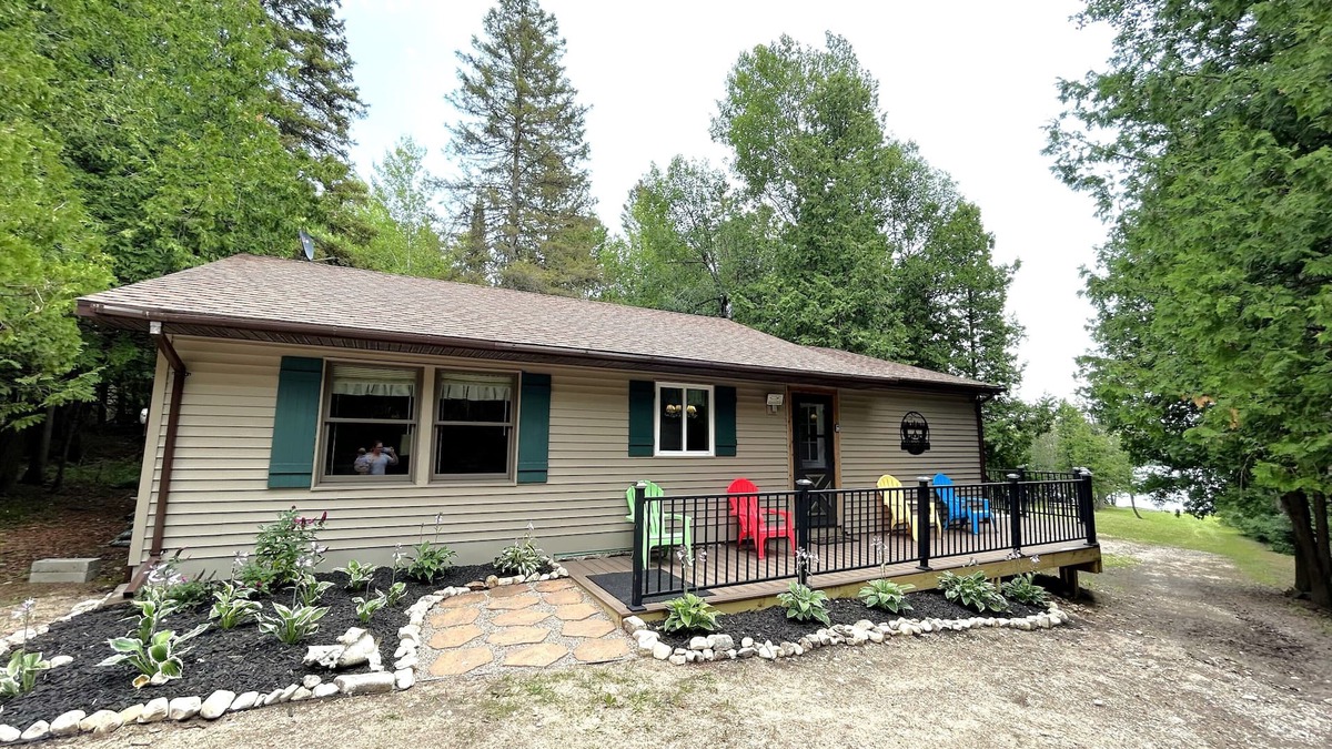 St Ignace House | Lakefront Cabin on the trails in St.Ignace (Chain Lake Hideaway)