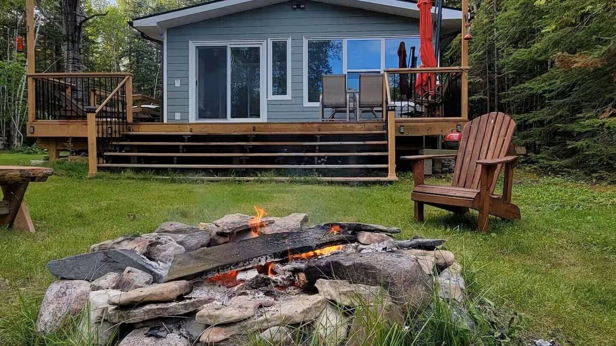 Hecla-Grindstone Provincial Park Cabin | Lakefront Cabin w/Private Beach, Deck, Veranda & Full Kitchen – Pet Friendly