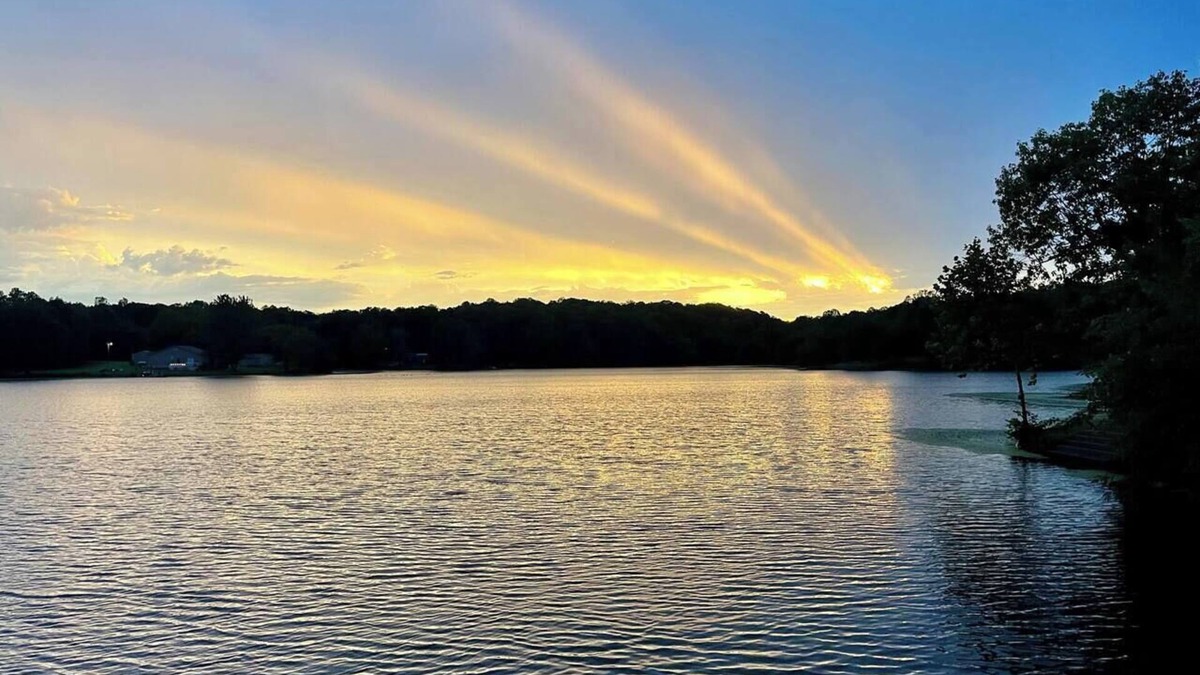 Brookport House | Lakefront Cabin with Hot Tub!