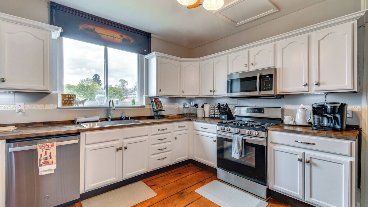 Cayuga Cottage | Lakefront Cayuga Retreat w/Private Deck & Hot Tub