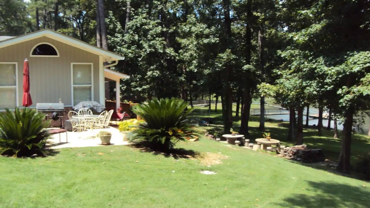 Eufaula House | Lakefront Charm - Fun and Romance!