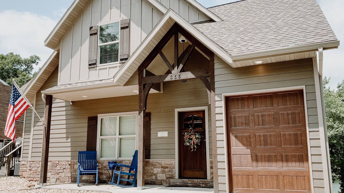 Lampe House | Lakefront ! Close to Branson, Silver Dollar City and Dogwood Canyon.
