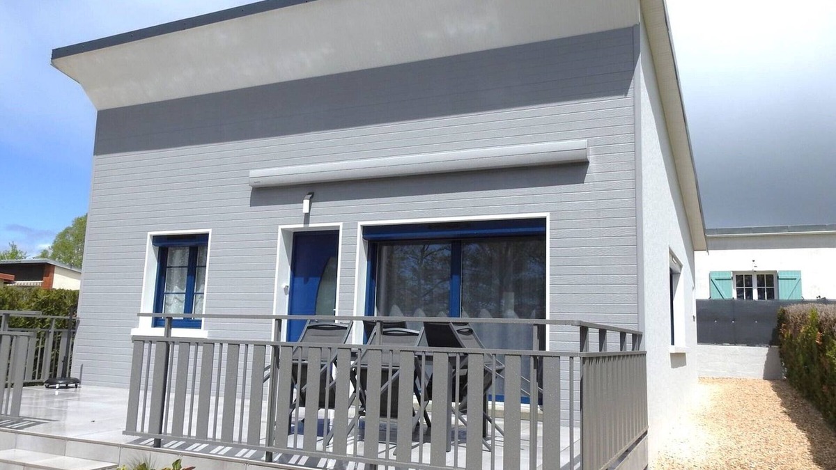 Villegusien-le-Lac Cottage | Lakefront cottage with terrace, perfect for families