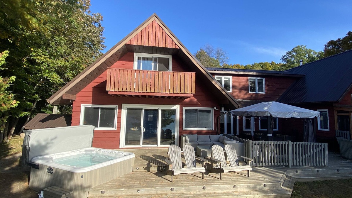 Leeds and the Thousand Islands Cottage | Lakefront, colourful sunsets, hot tub, arcade. Year round fun and relaxation.