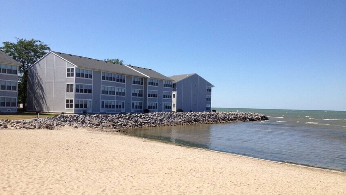 Port Clinton Condo | Lakefront Condo - Breathtaking Views, Pool/Private Beach, Walk to Jet Express!