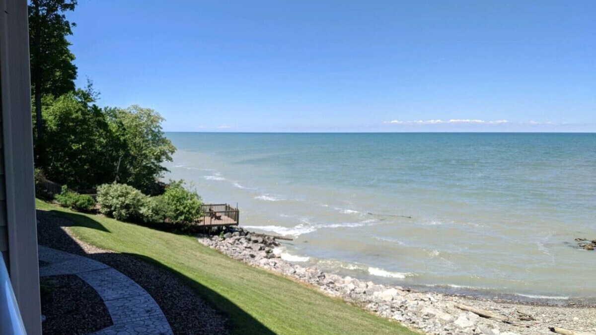 Geneva-on-the-Lake Condo | Lakefront Condo, Pool, Beach, Wineries, SPIRE