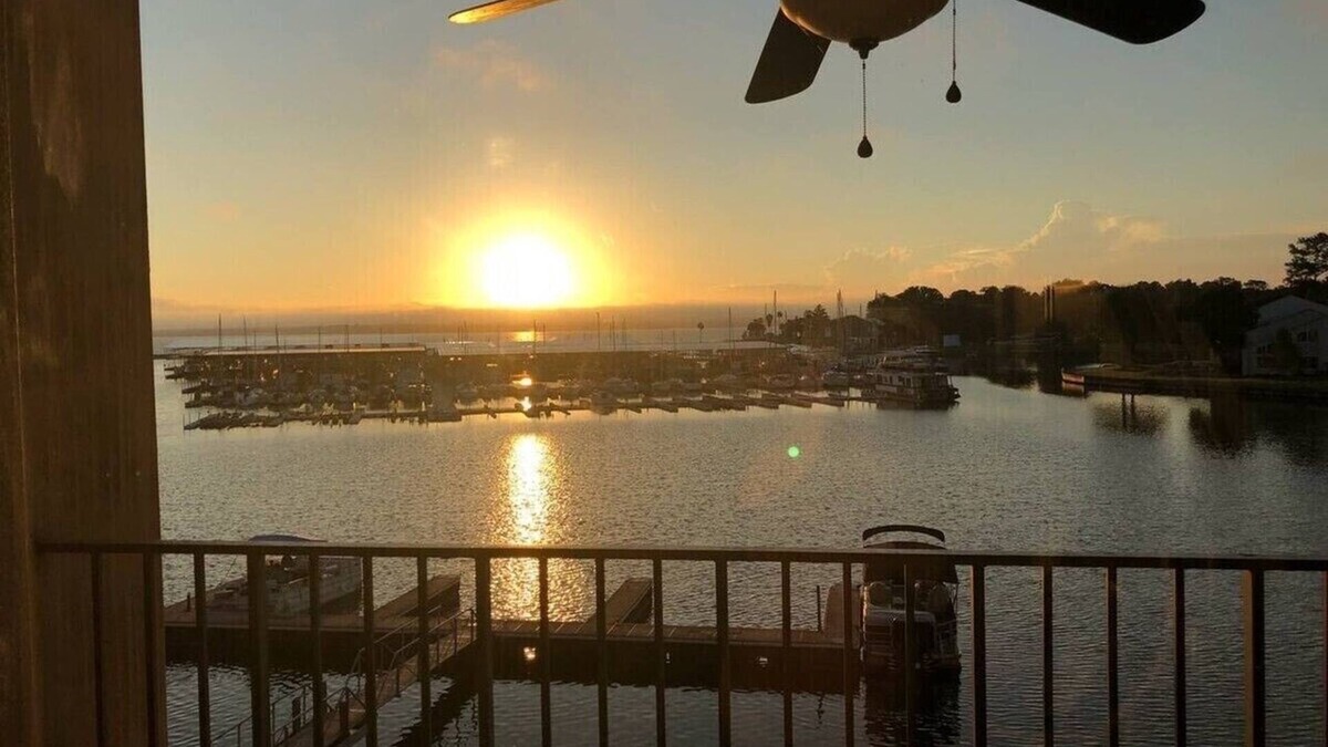 Walden on Lake Conroe Condo | Lakefront Condo with Kayaks, pools, tennis, gym
