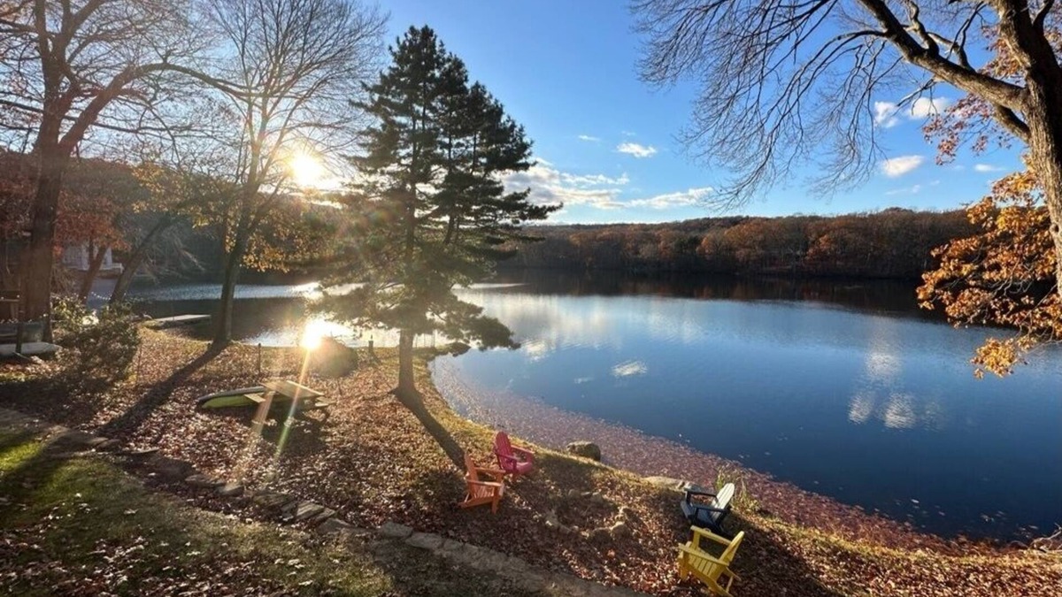 Oxford House | Lakefront Connecticut Oasis - Updates throughout