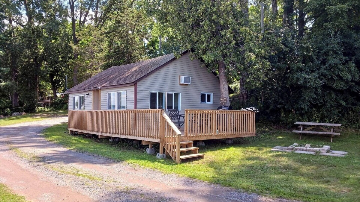 Wellington Cottage | LAKEFRONT COTTAGE #5 - PRINCE EDWARD COUNTY - LAKE CONSECON RESORT