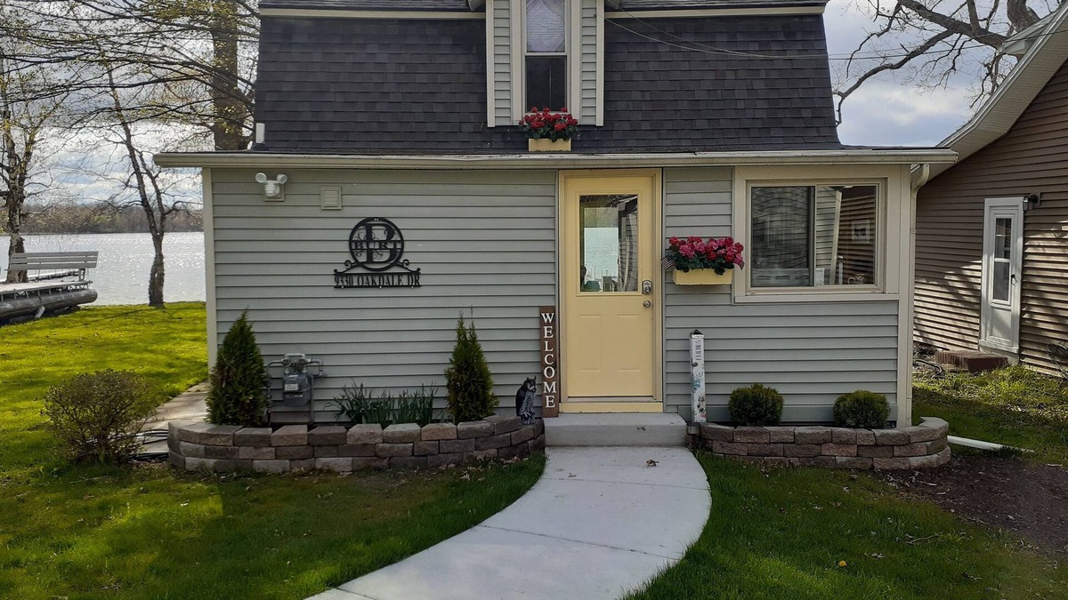 Laingsburg Cabin | Lakefront cottage, close to E. Lansing. MSU, weddings, golf. Sleeps 2-4. Fish!