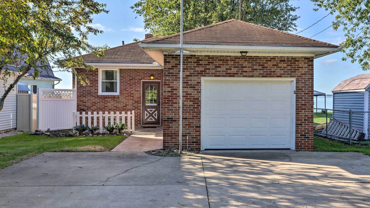 Port Clinton Cottage | Lakefront Cottage w/Fishing & Private Yard!
