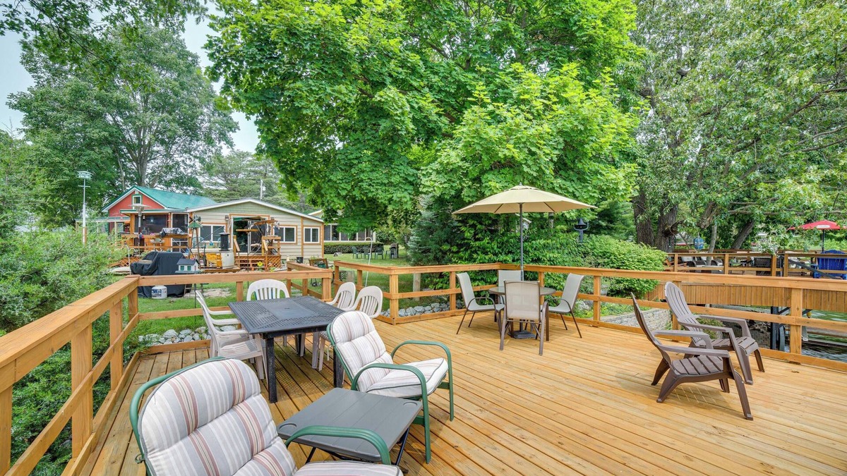 Monticello Cottage | Lakefront Cottage w/Deck Near Indiana Beach!