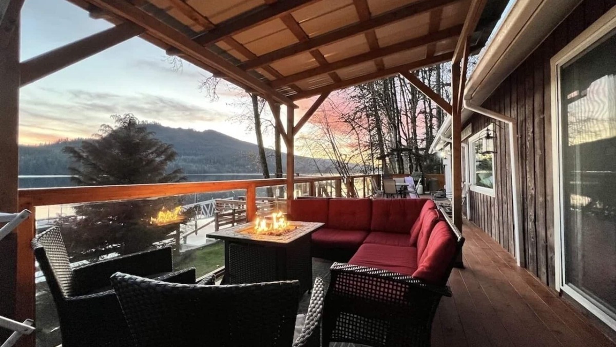 Youbou Cottage | LAKEFRONT Cottage-w-private Hot Tub