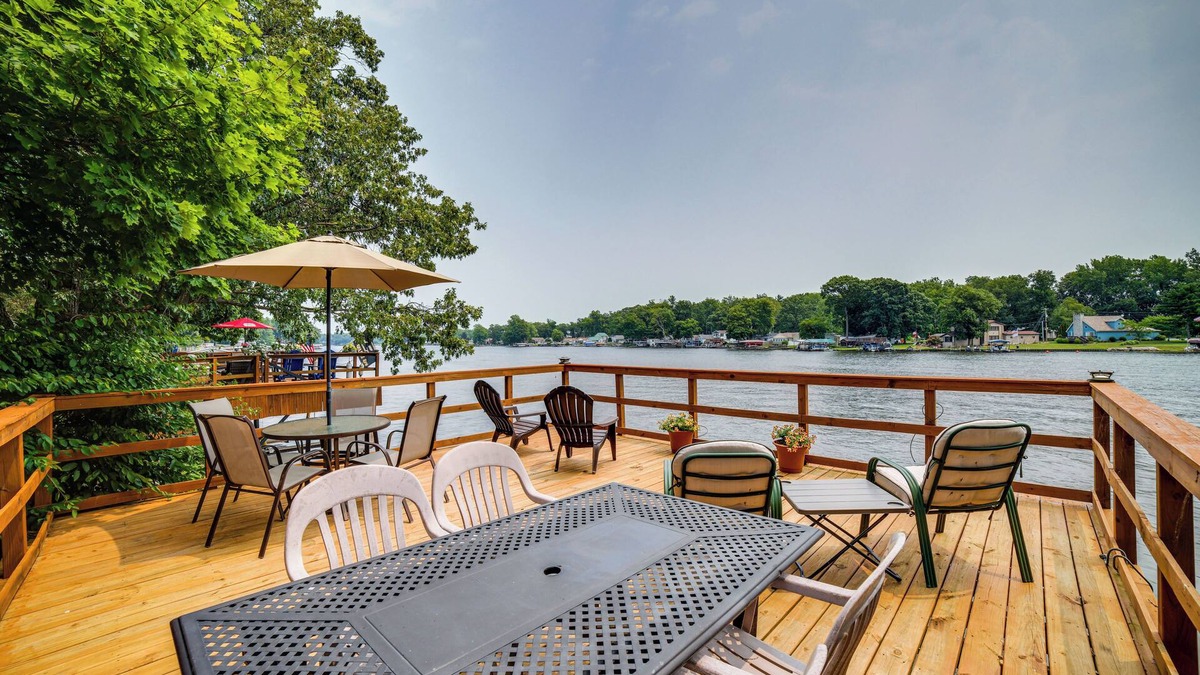 Monticello Cottage | Lakefront Cottage w/Deck Near Indiana Beach!